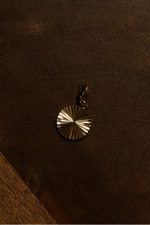 Médaillon rond strié